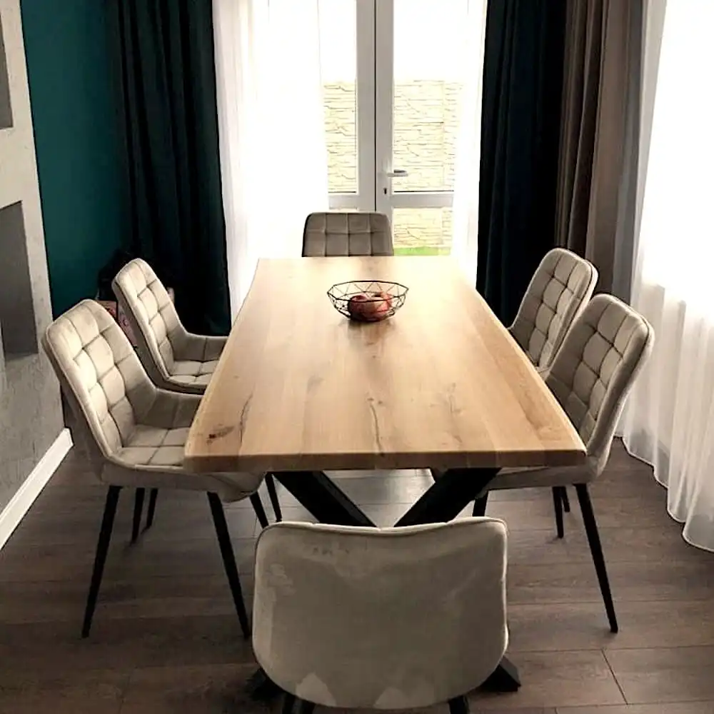  Une salle à manger avec une table et des chaises en bois ancien. 