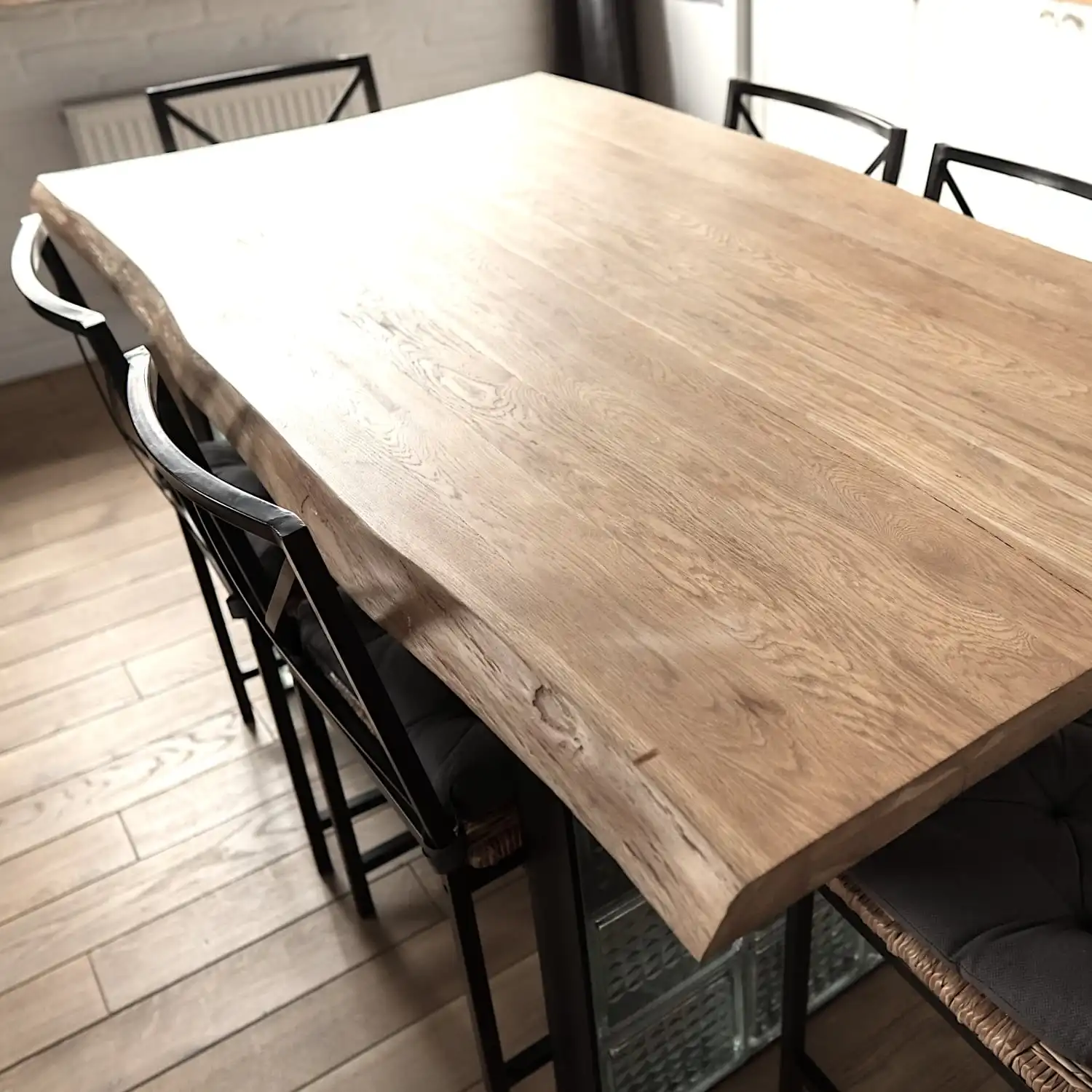  Une table à manger rustique fabriquée à partir d'une grande plaque de vieux bois. 