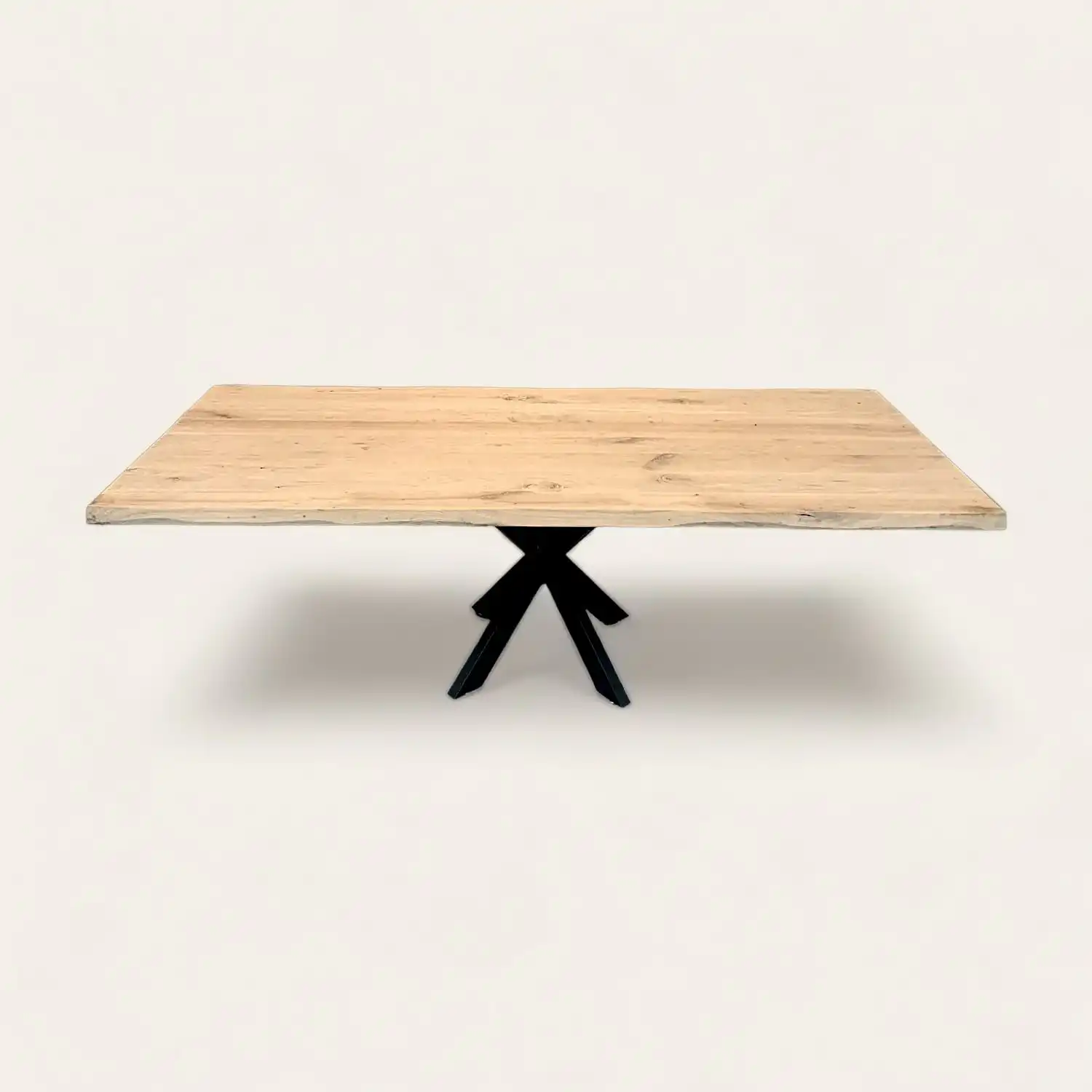  Une table à manger avec des pieds noirs et un plateau en vieux bois. 