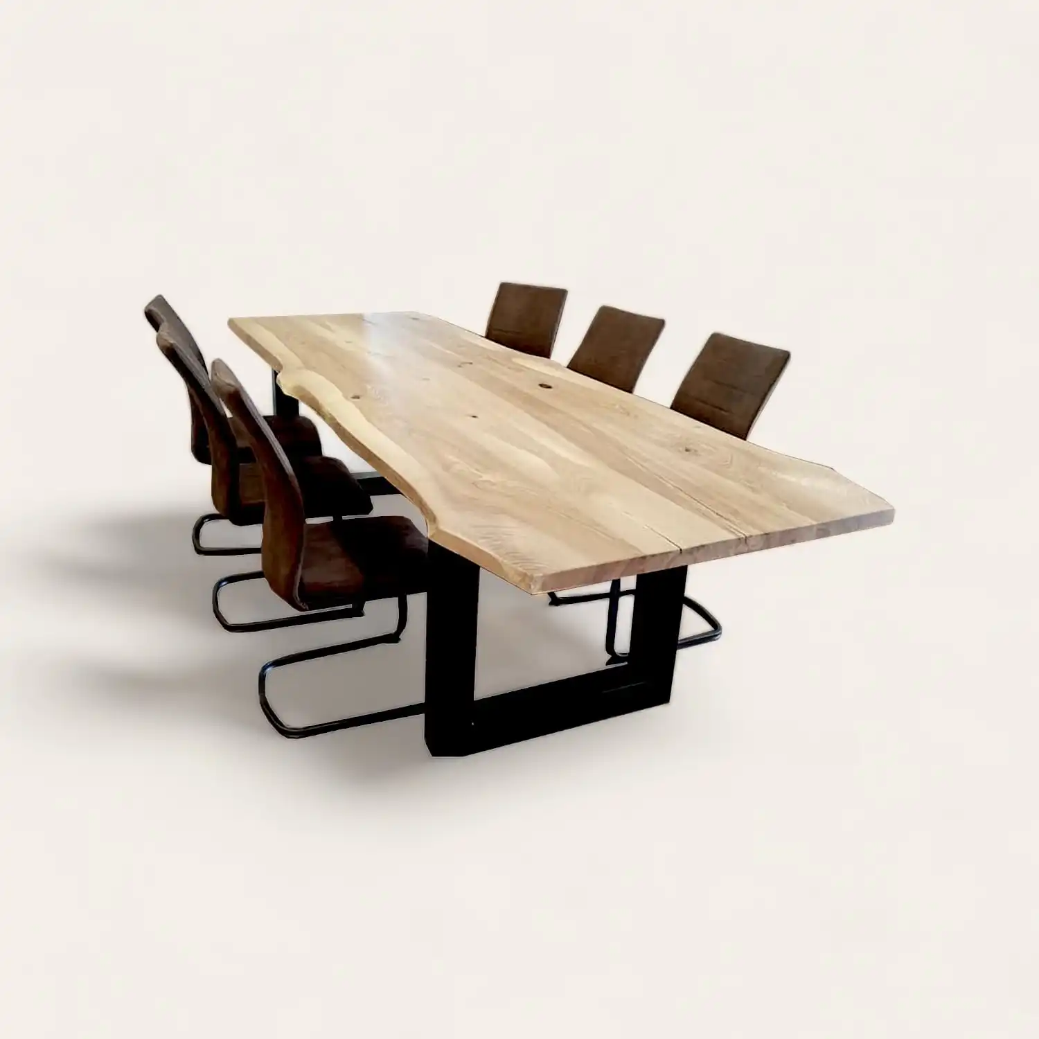  Une table à manger rustique avec quatre chaises et une grande dalle de vieux bois. 