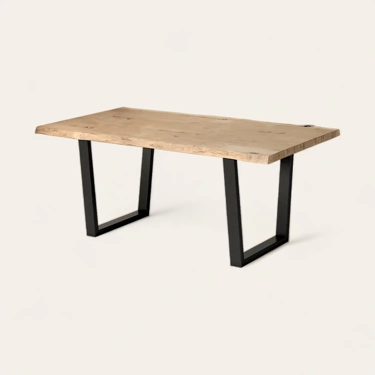  Une table à manger en bois rustique avec pieds noirs. 