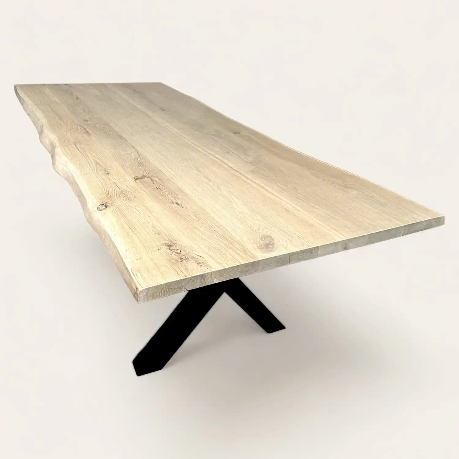  Une table à manger en bois ancien avec pieds noirs. 