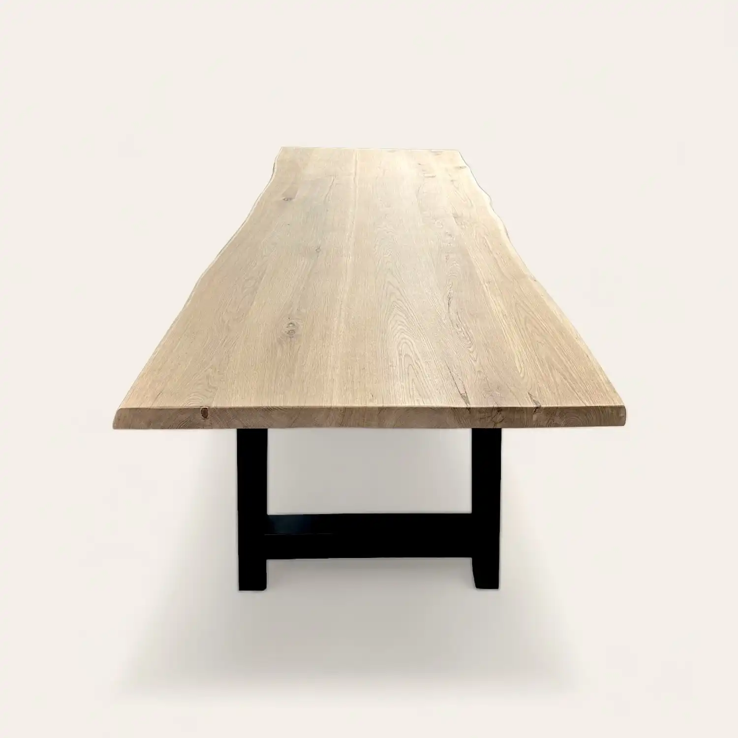  Une table à manger en vieux chêne avec une base noire. 