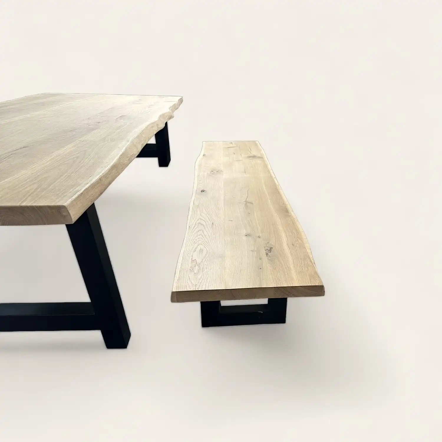  Une table à manger et un banc en bois ancien sur fond blanc. 