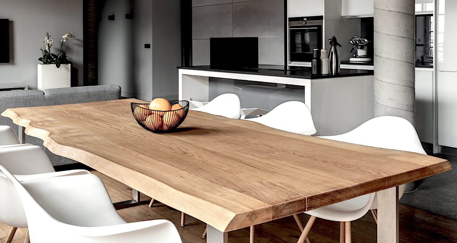 Une table à manger rustique en bois dans une cuisine moderne.