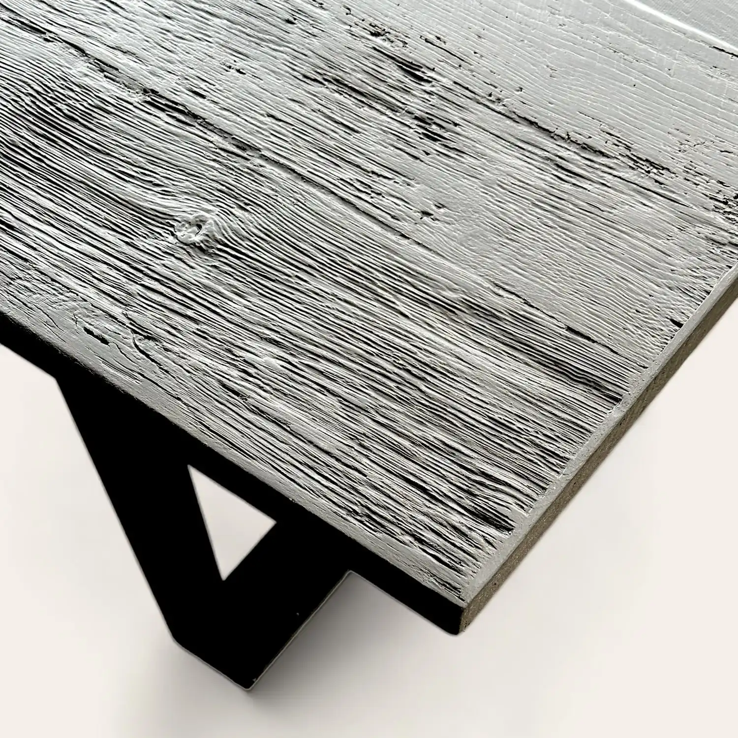  Un gros plan d'une table en bois noire avec des pieds noirs. 