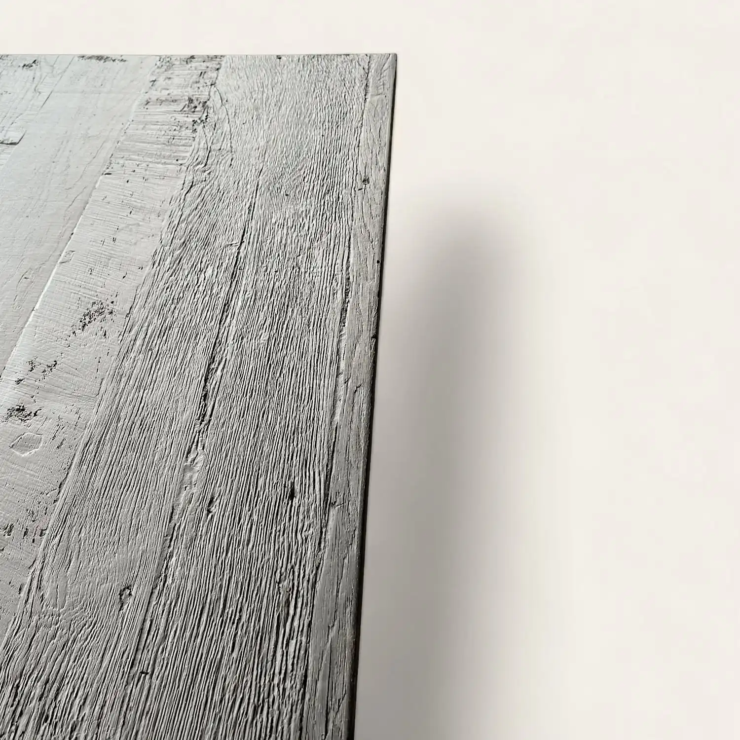  Un gros plan d'une table en bois noir sur une surface blanche. 