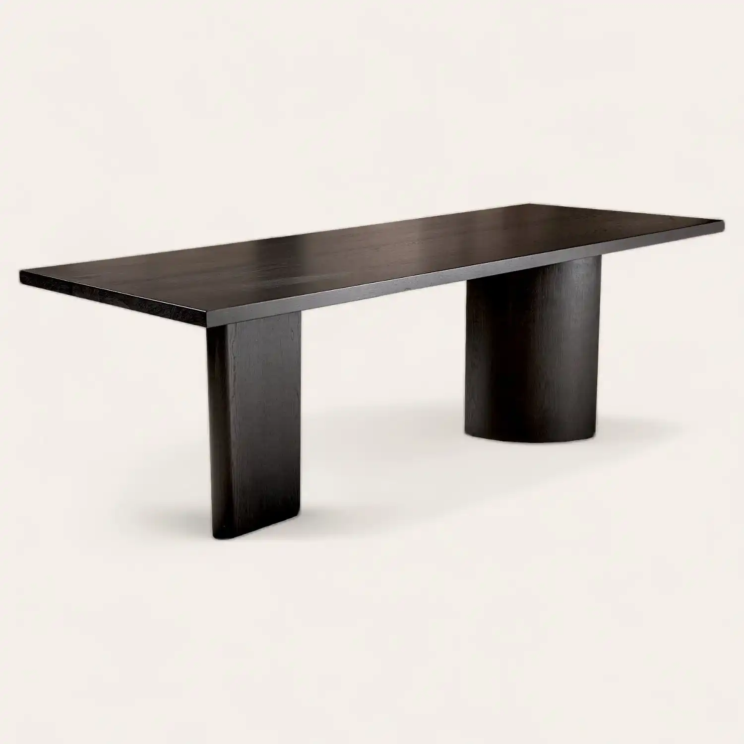  Une table à manger moderne avec une base noire. 