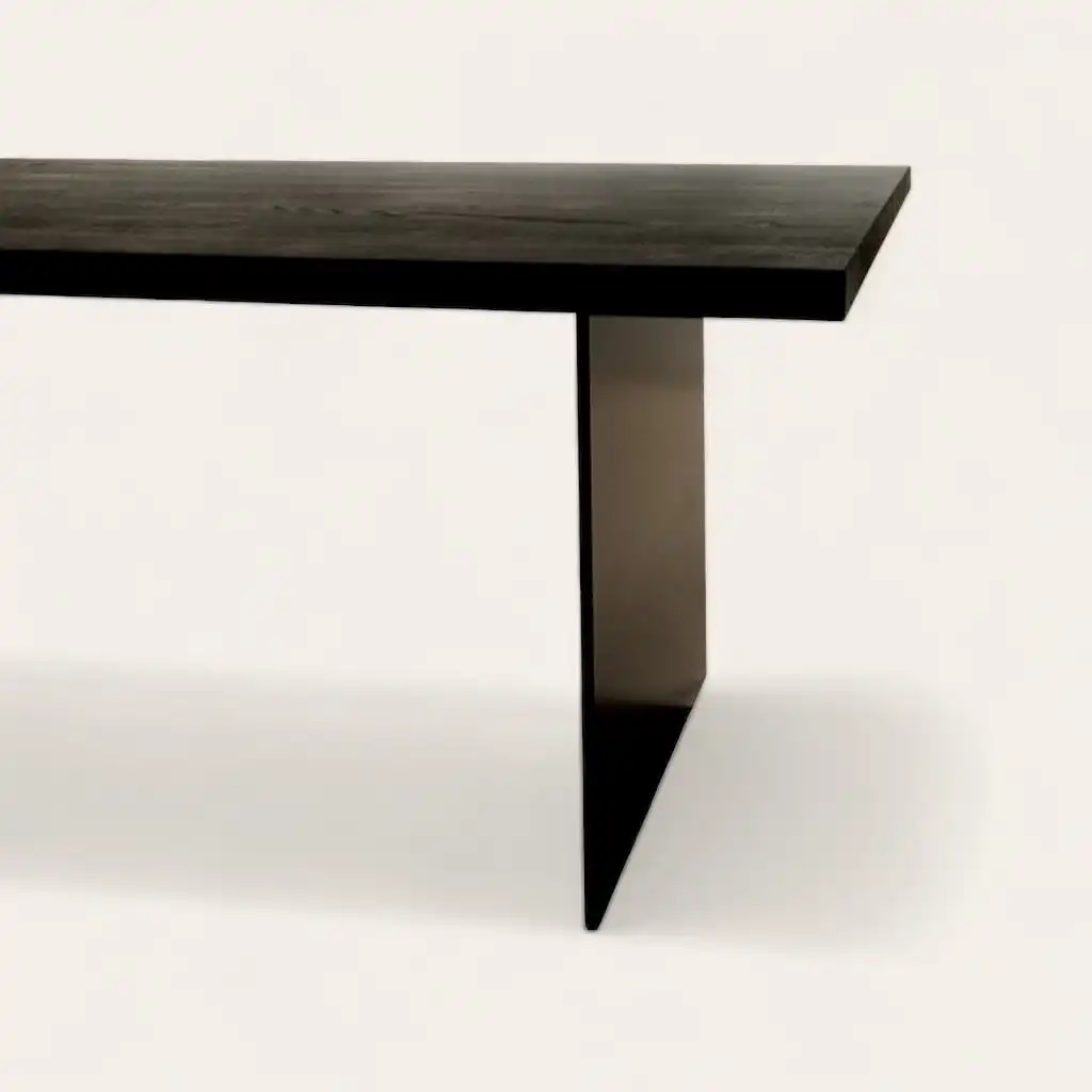  Une table à manger noire avec une base en métal. 
