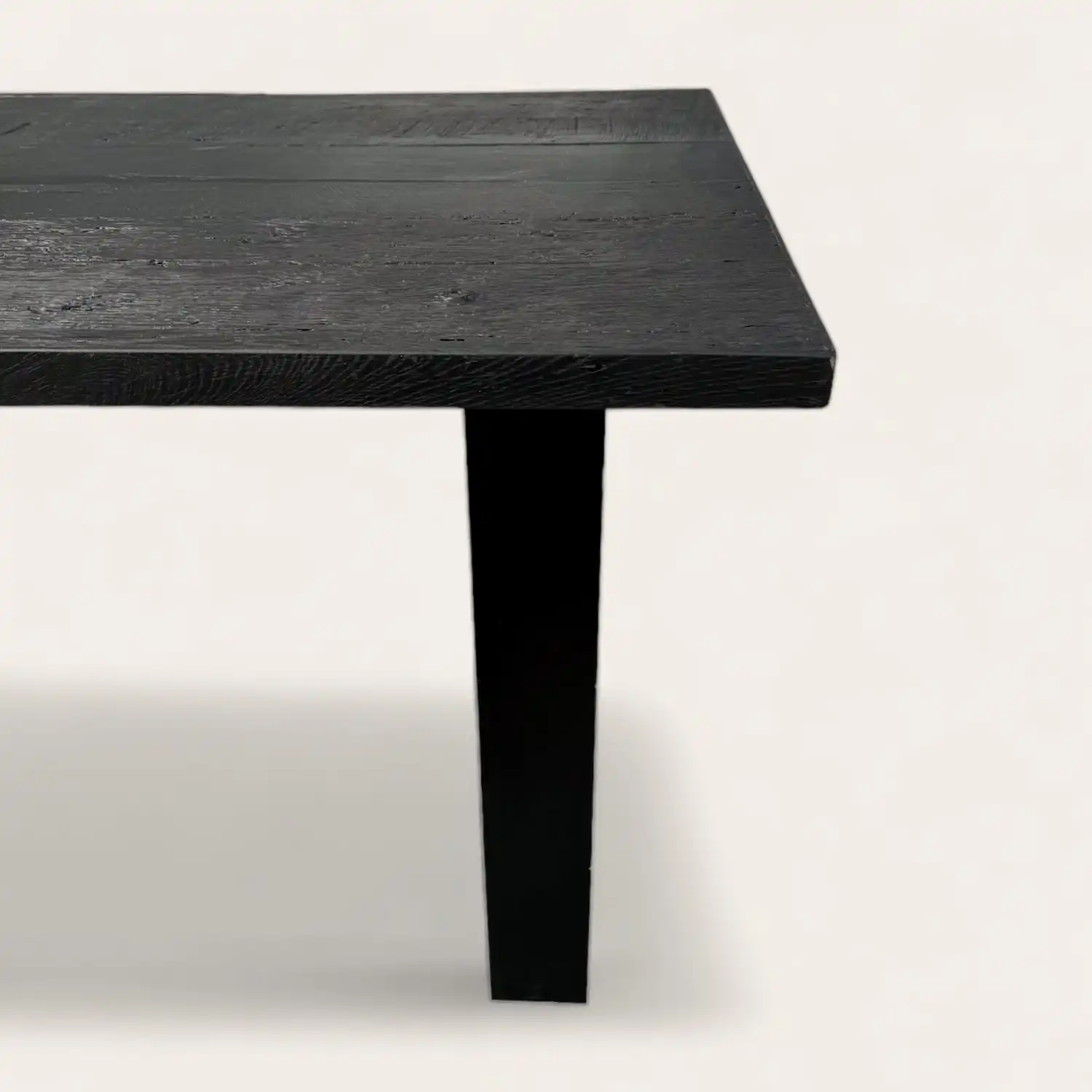  Une table à manger bois noir sur fond blanc. 
