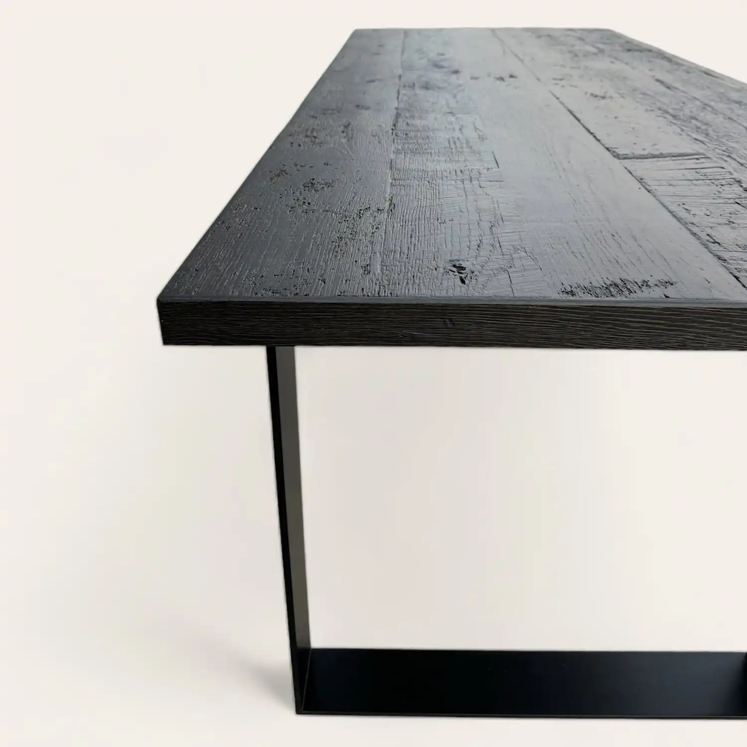  Une table à manger noire avec un cadre en métal noir. 