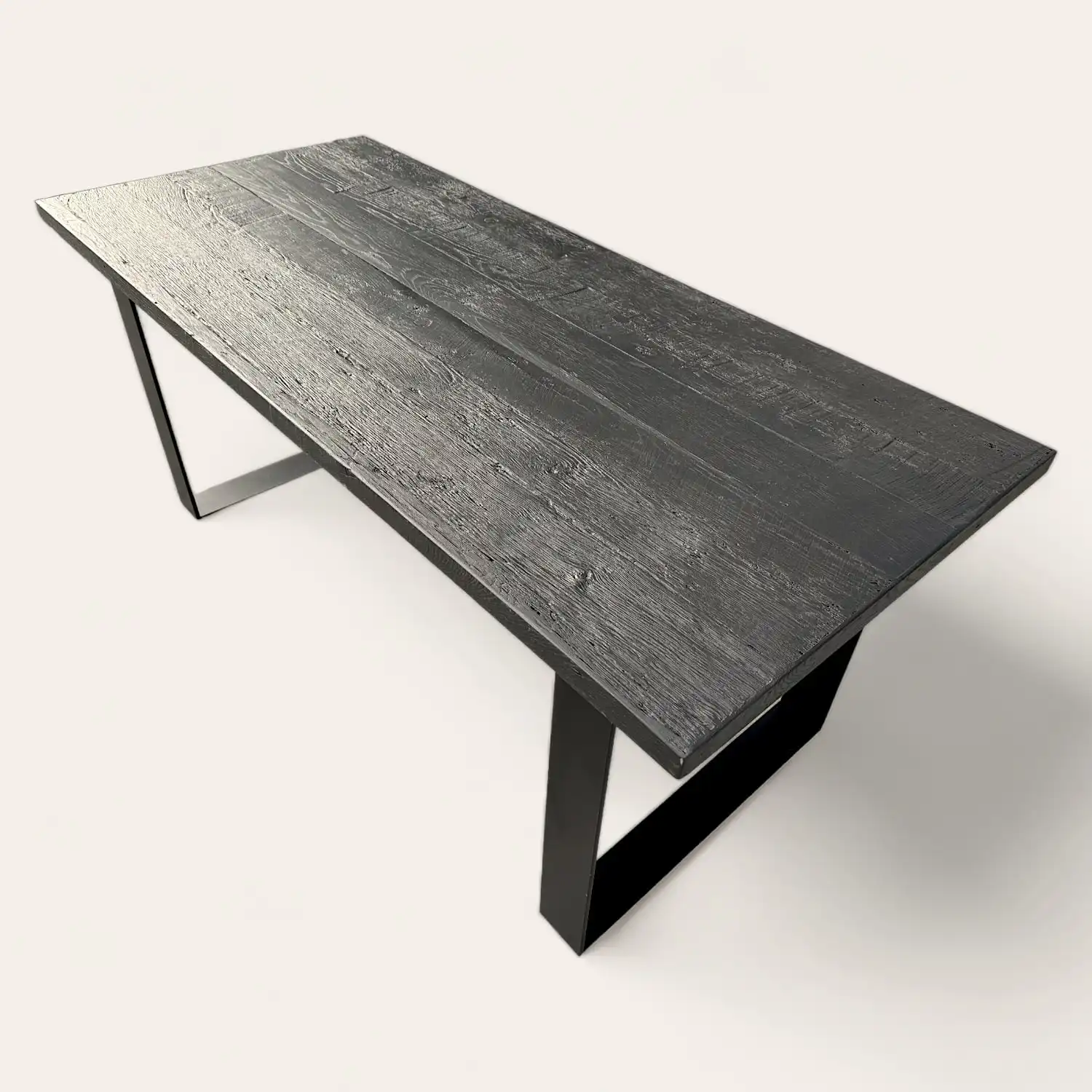  Une table à manger noire avec une base en métal. 