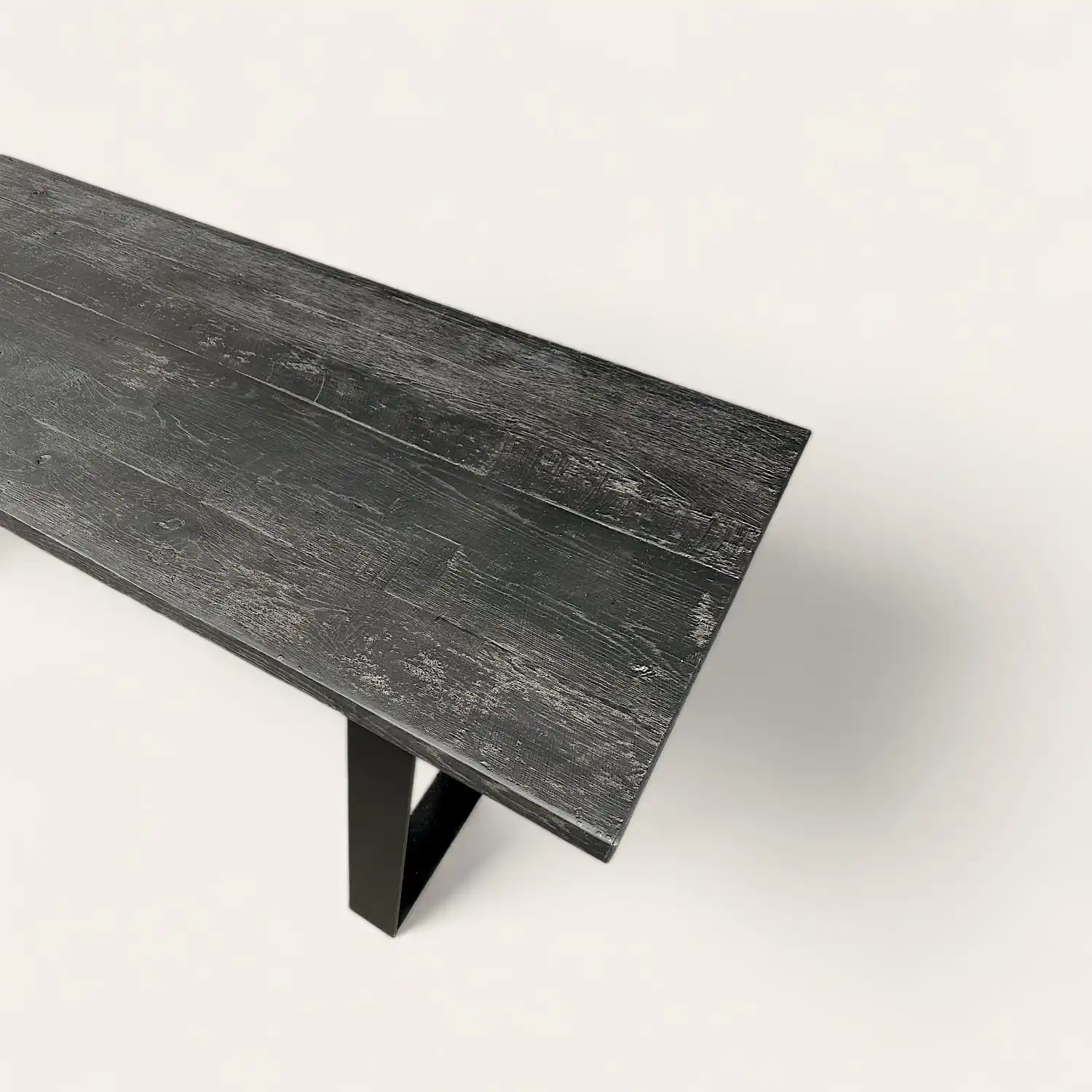  Une table en bois noir avec un piètement en métal noir. 