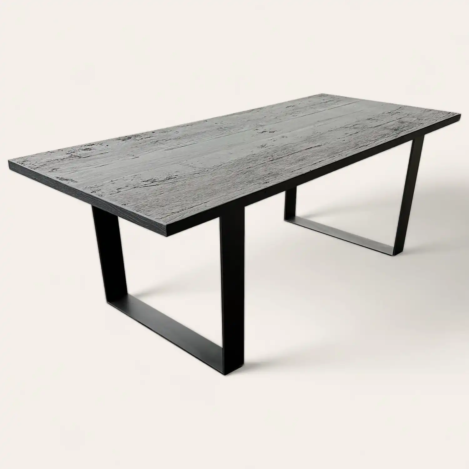  Une table à manger avec des pieds noirs et un plateau gris. 