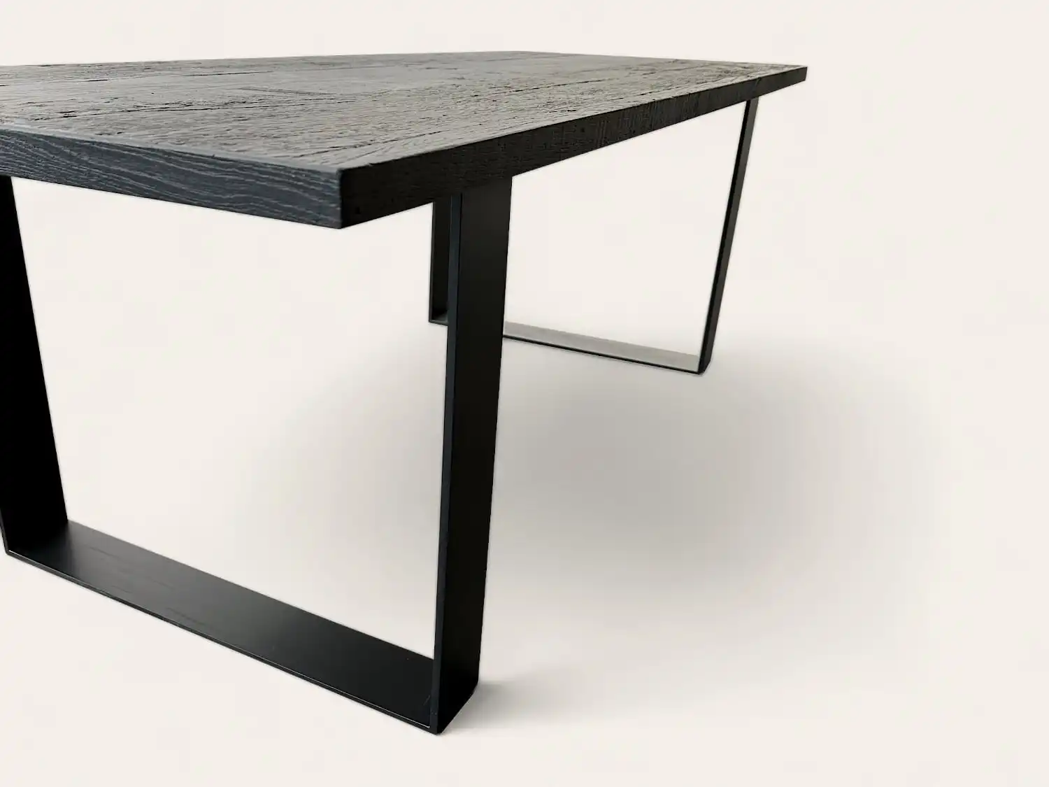 Une table à manger noire avec un plateau en bois.