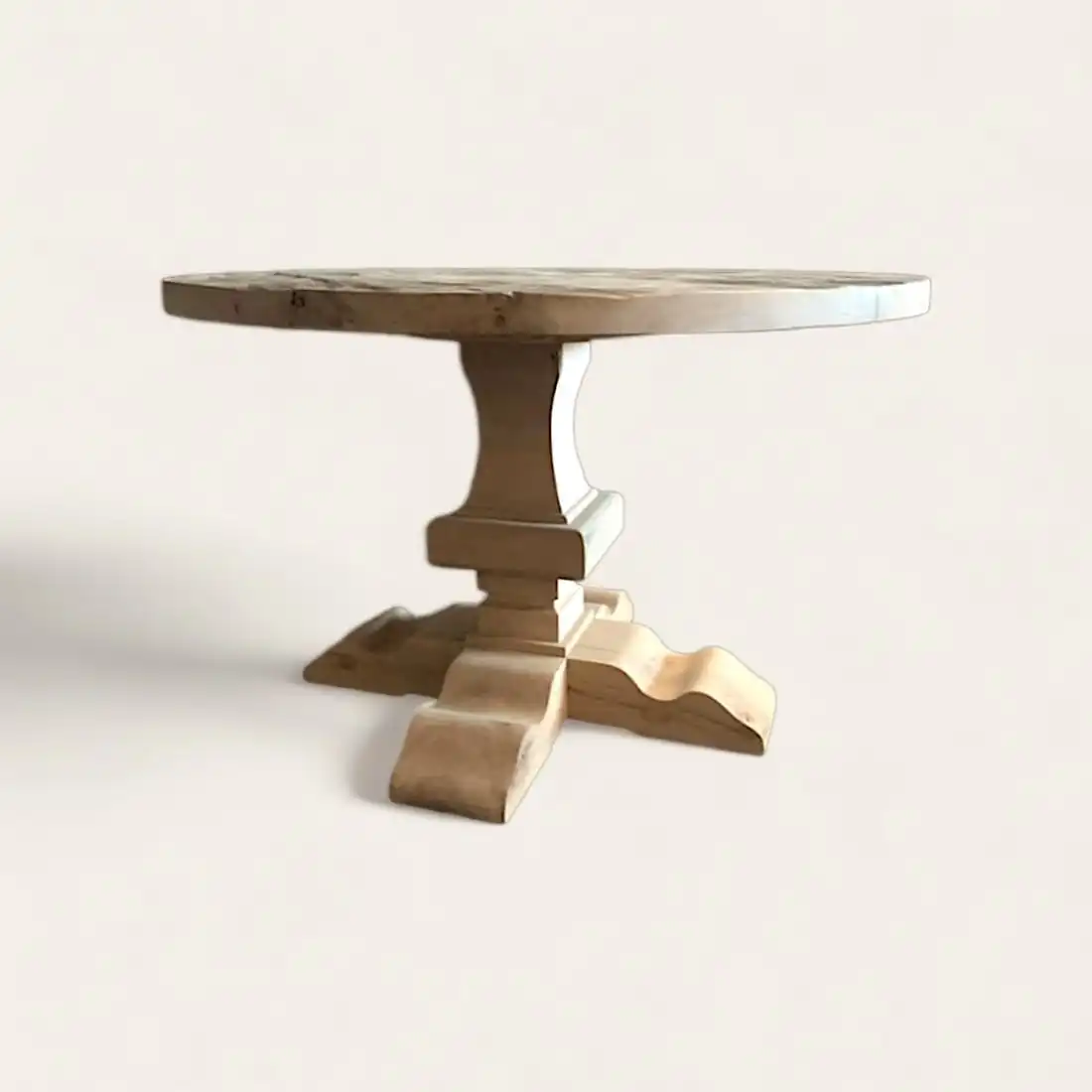  Une table ronde en bois rustique avec un piètement en bois. 