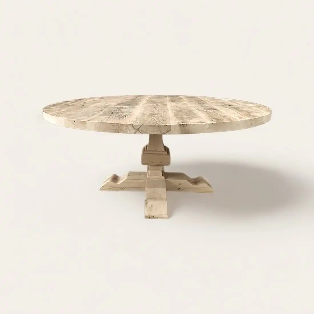  Une table ronde en vieux bois sur fond blanc. 