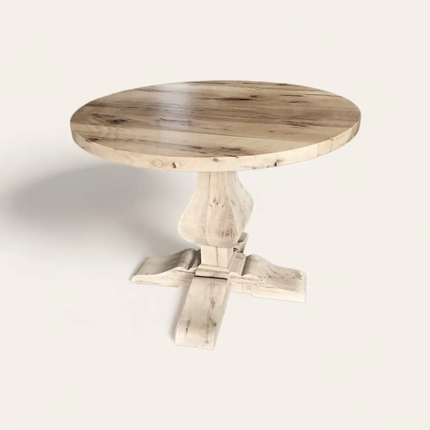  Une table rustique ronde en bois avec un piètement en bois. 