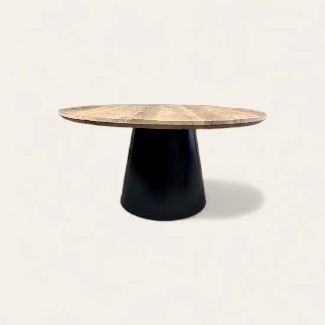  Une table ronde en bois ancien avec une base noire sur fond blanc. 