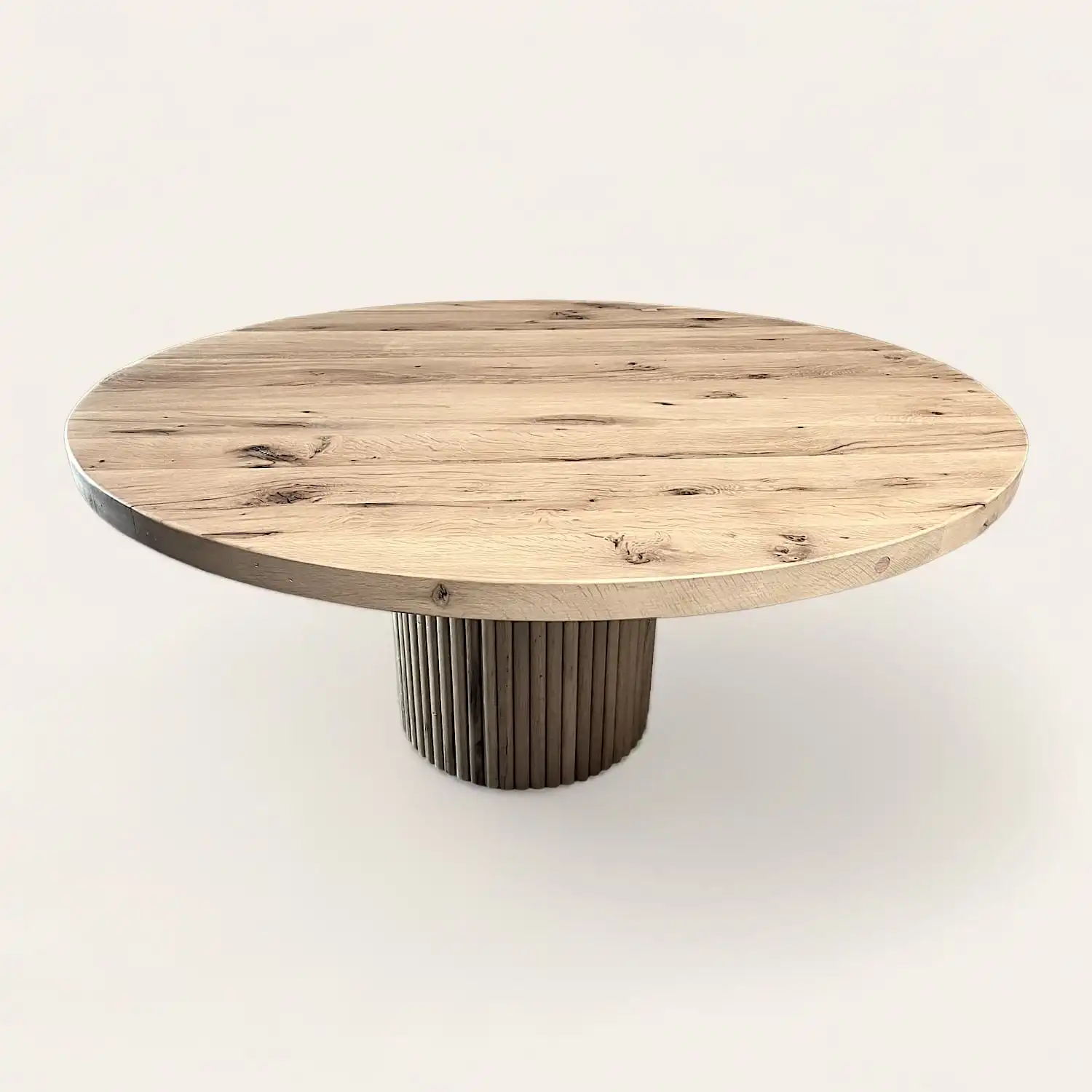  Une table rustique ronde en bois sur fond blanc. 