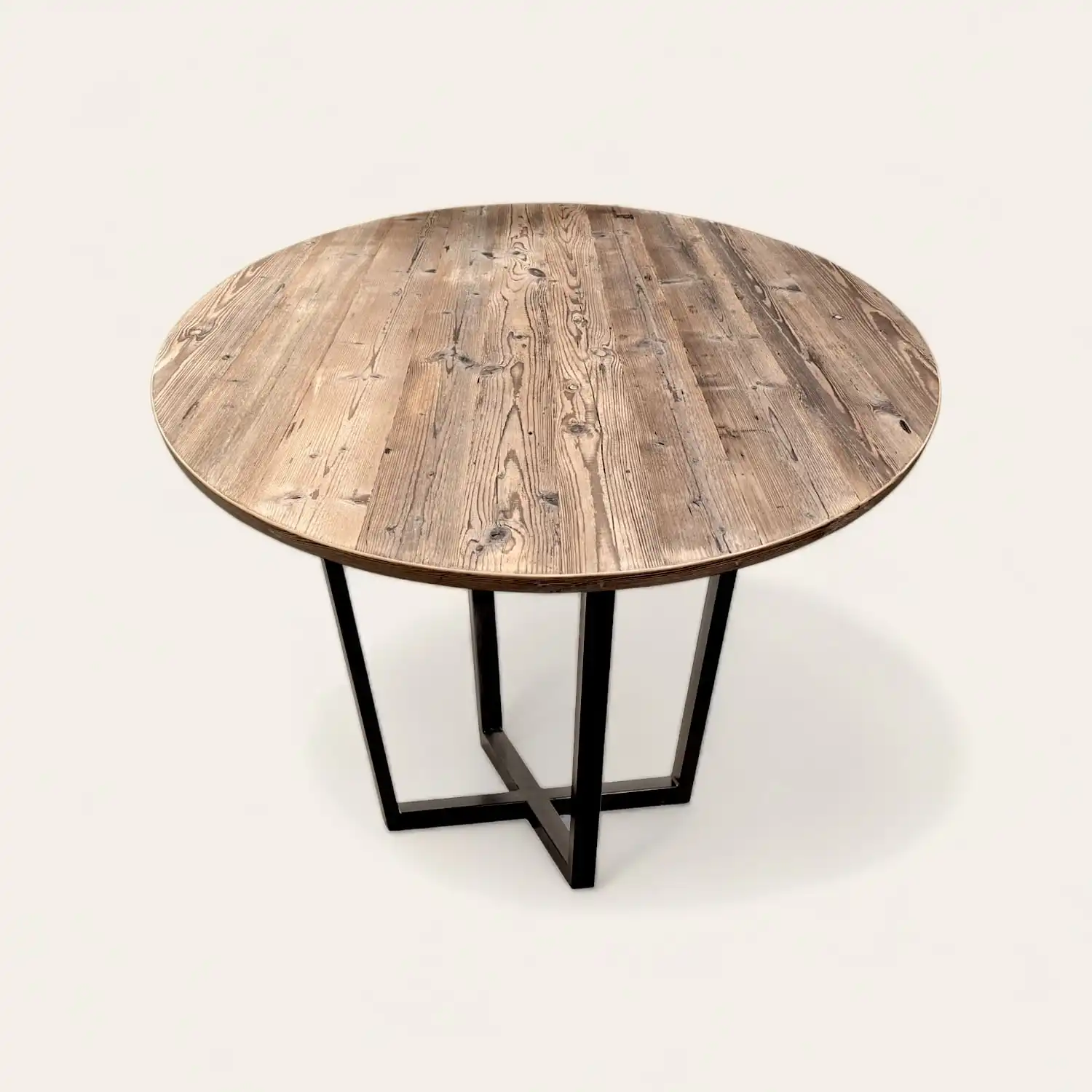  Une table ronde en bois ancien avec un piètement en métal noir. 