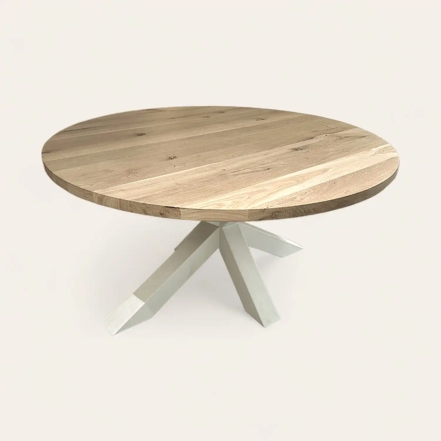  Une table ronde en bois rustique avec une base blanche. 