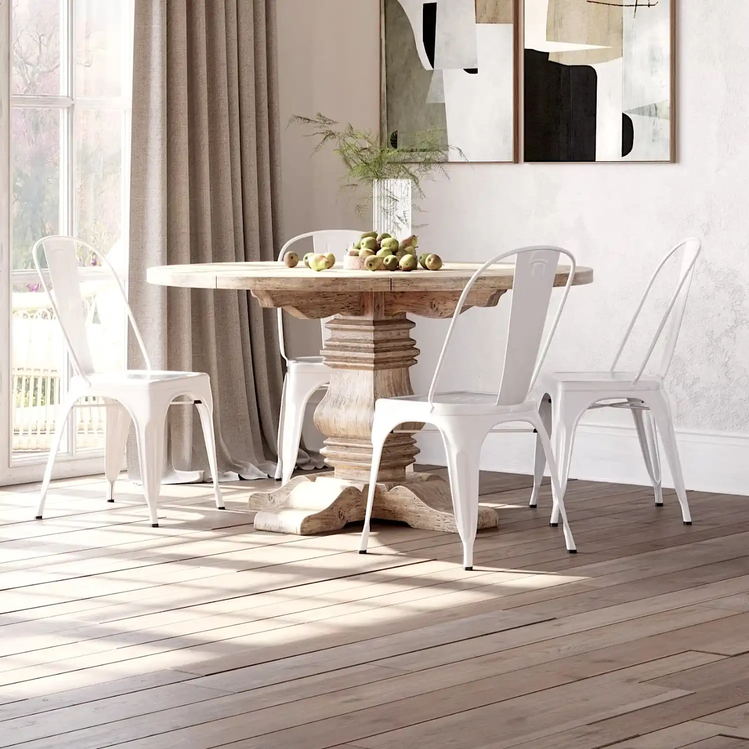  Une salle à manger avec une table rustique et des chaises blanches. 