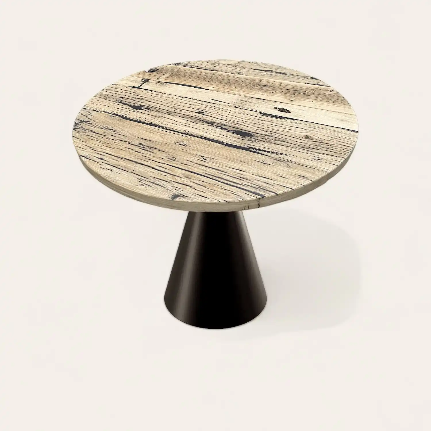  Une table ronde rustique en bois avec un piètement noir. 