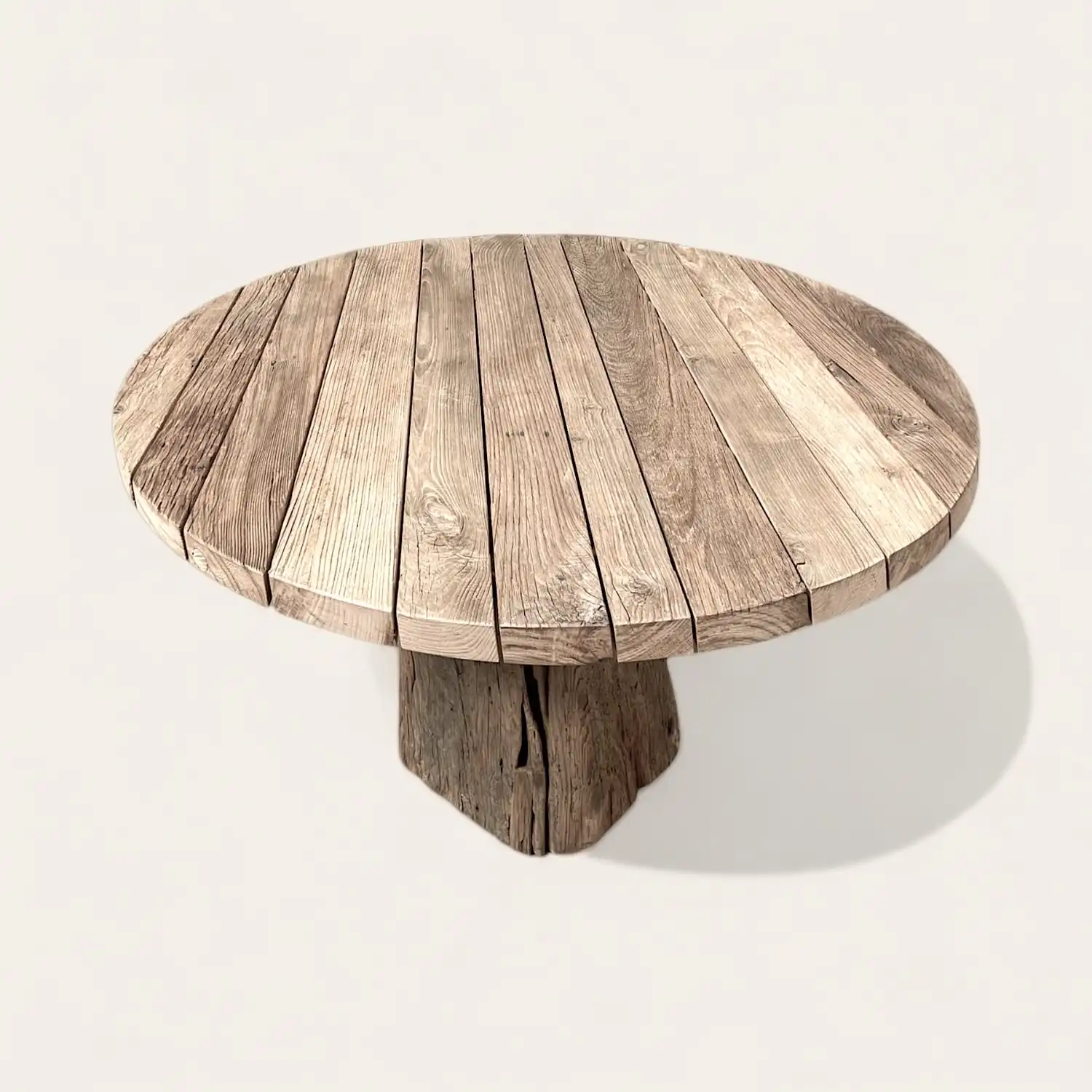  Une table ronde en bois rustique sur fond blanc. 