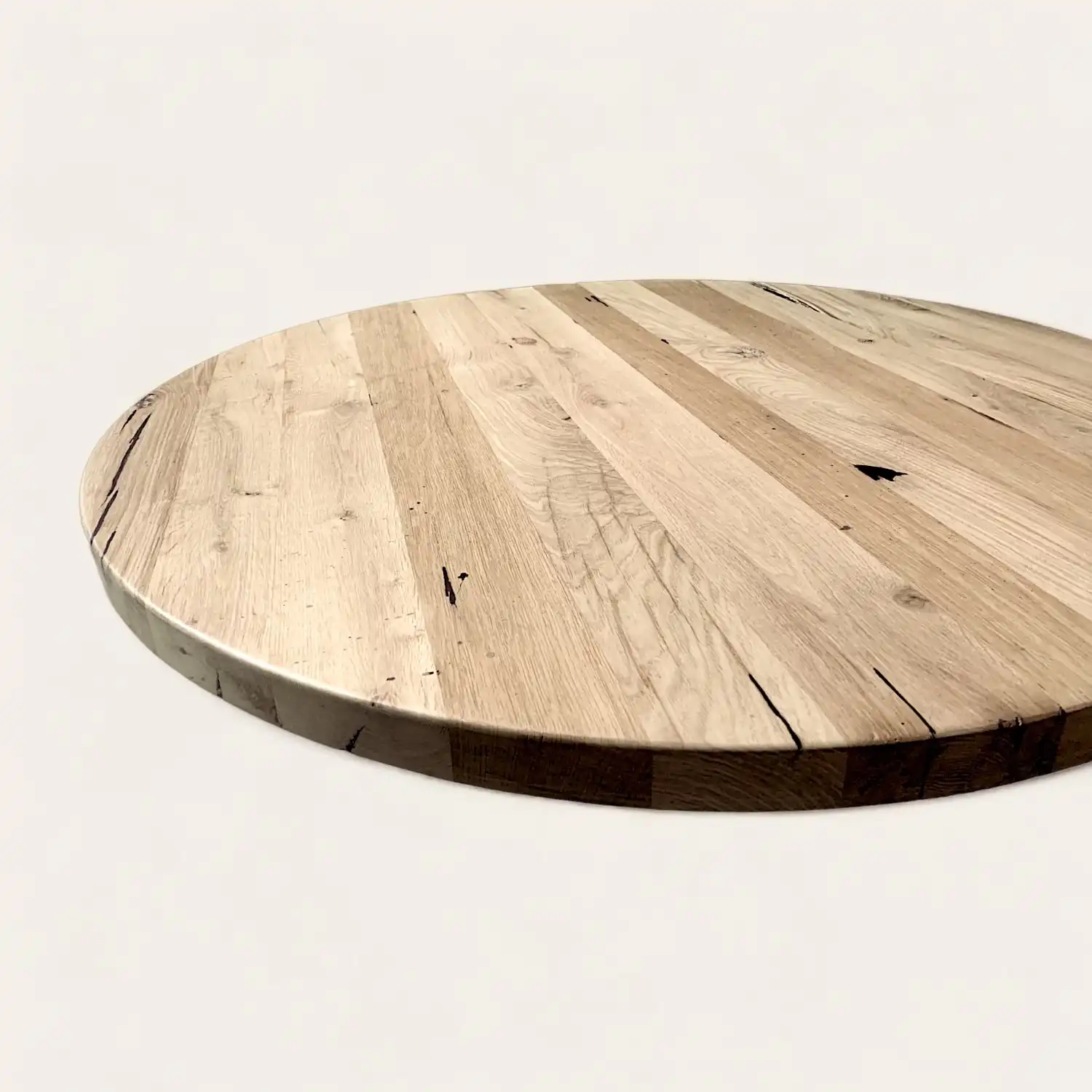  Un plateau de table rustique rond en bois sur fond blanc. 