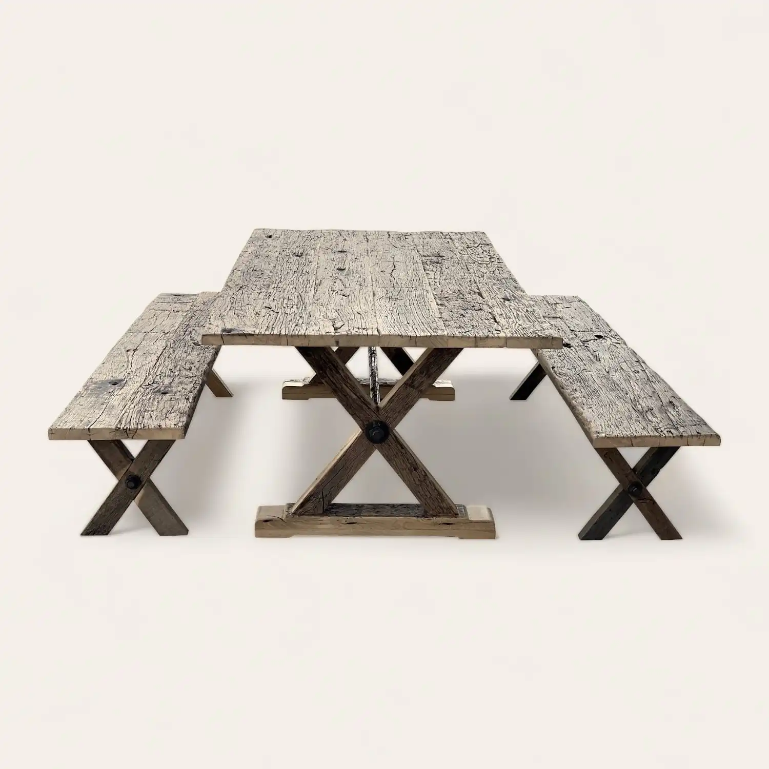  Une table en bois avec deux bancs rustiques. 