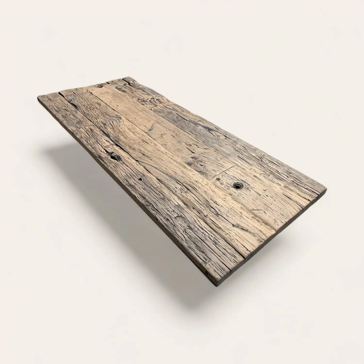  Une image d'une table rustique en bois avec des trous. 