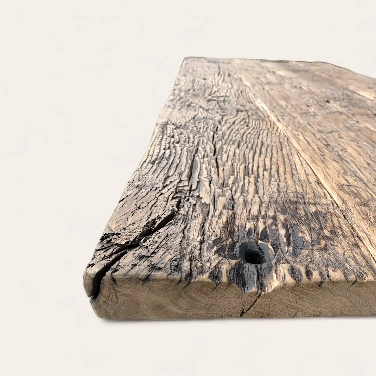  Un gros plan d'une planche de bois sur une table blanche. 