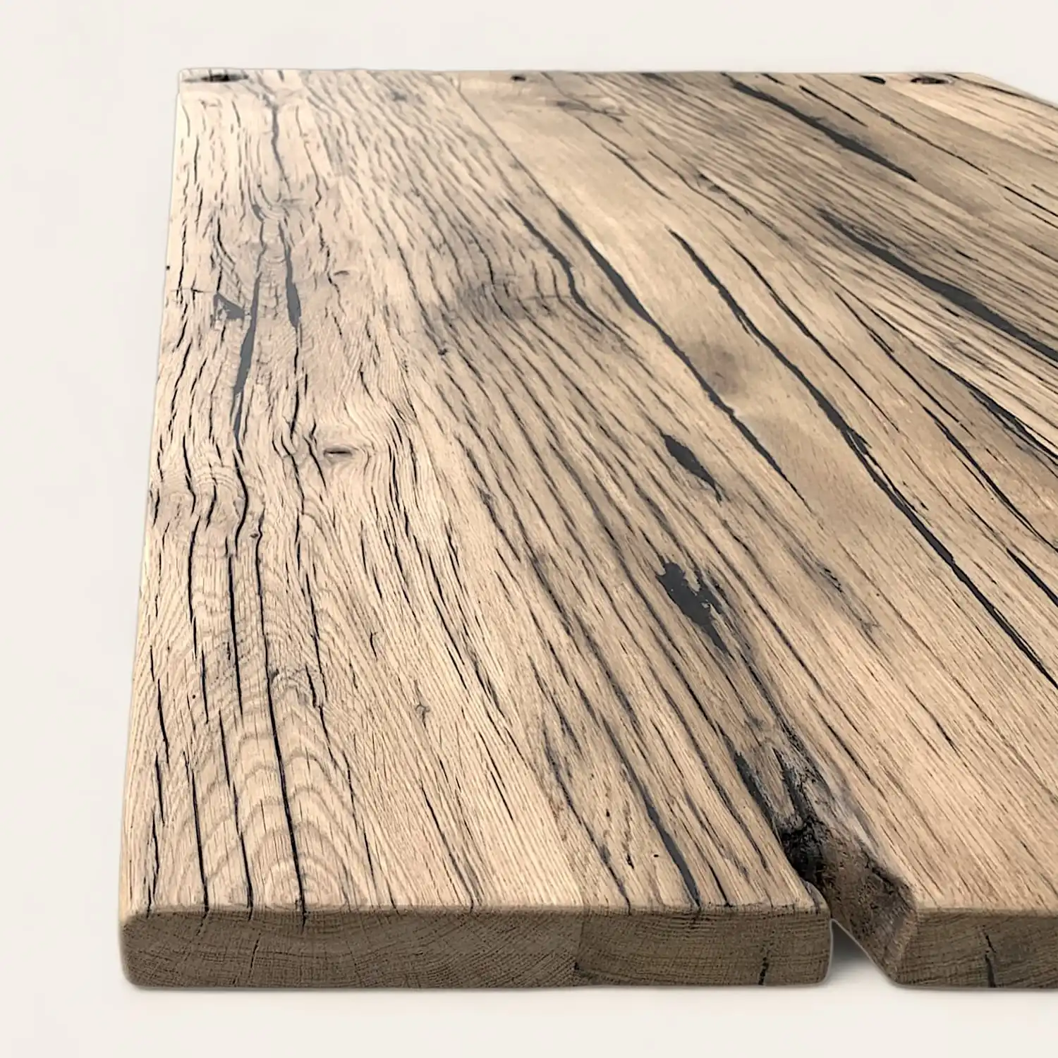  Une table en bois sur une surface blanche. 