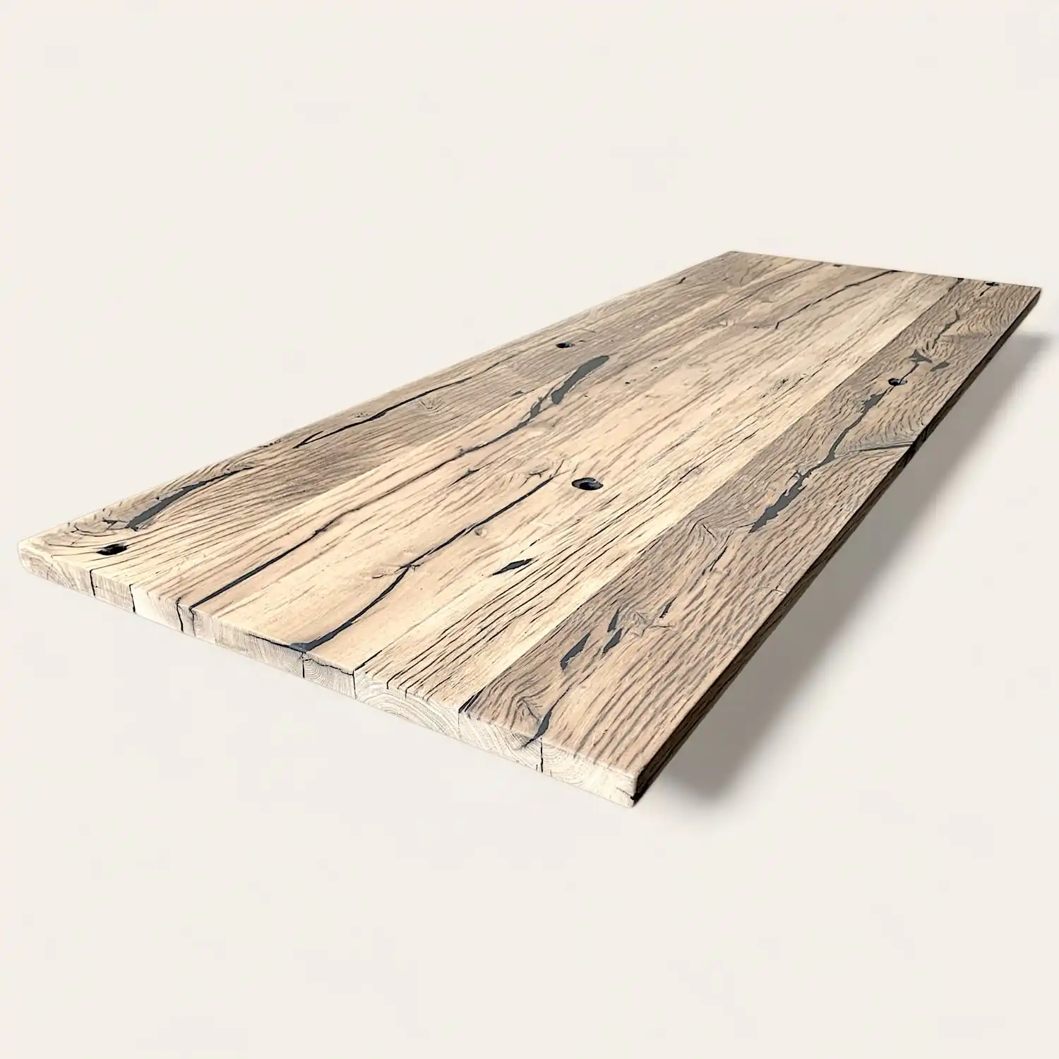  Une image d'une ancienne table en bois massif sur une surface blanche. 