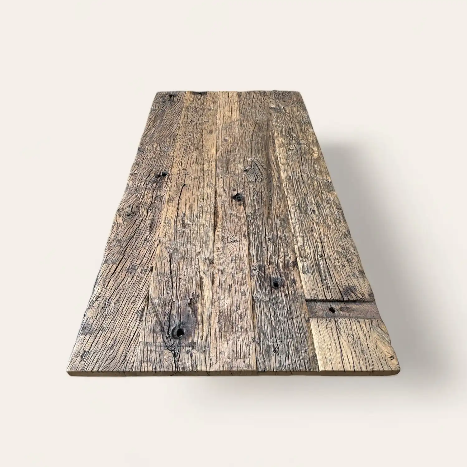  Une table rustique fabriquée à partir de vieux bois de récupération. 