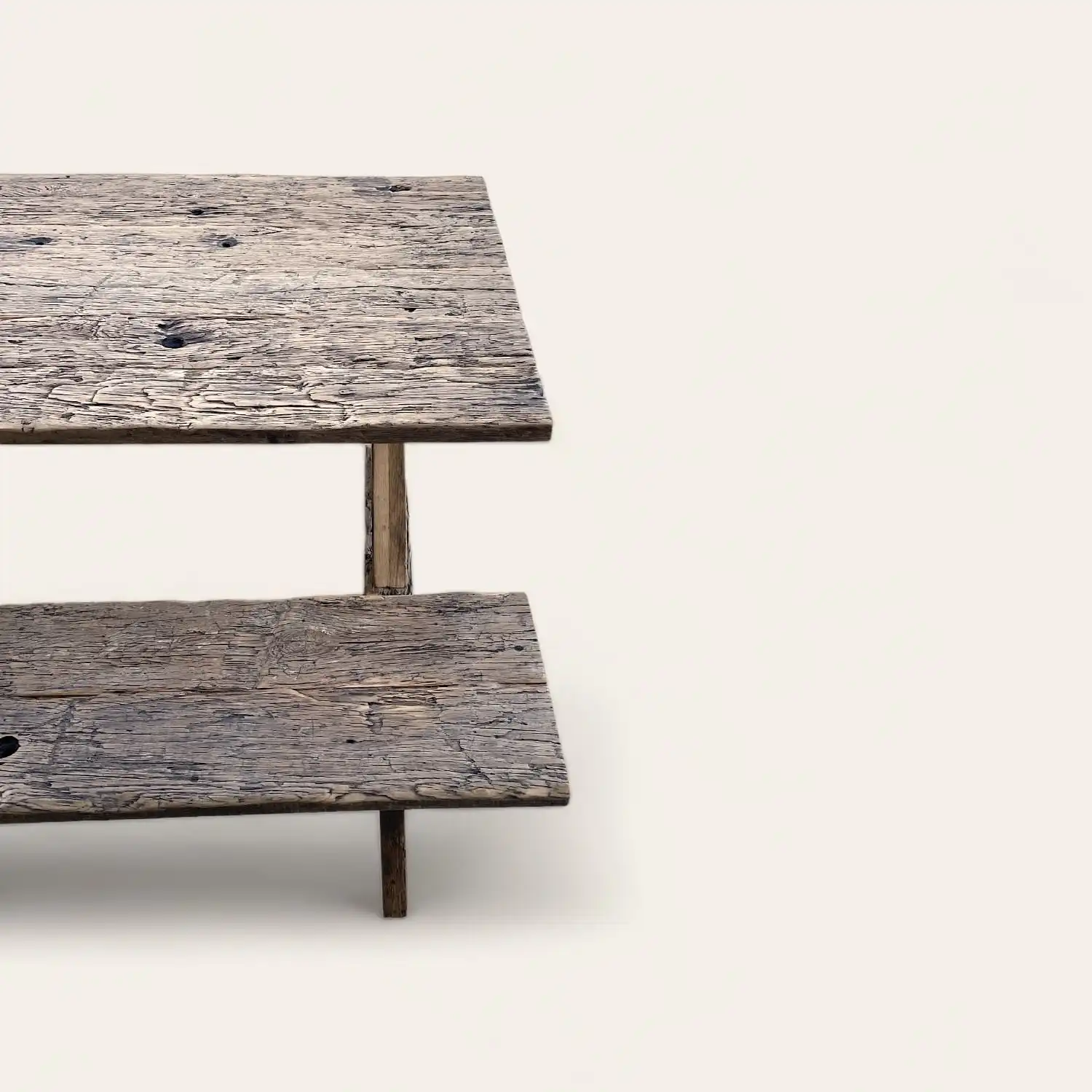  Une vieille table basse rustique en bois avec deux étagères. 
