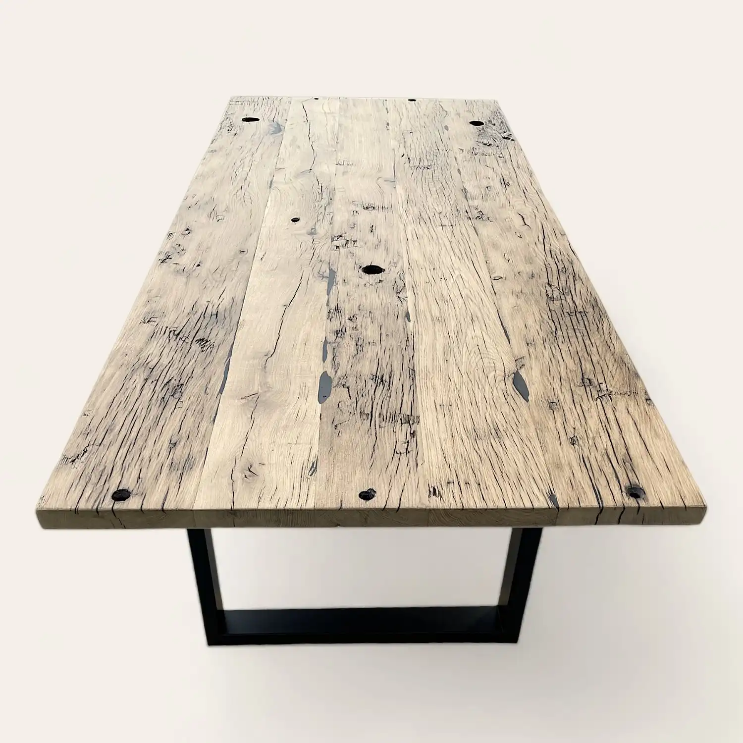  Une table en bois massif avec un socle noir. 
