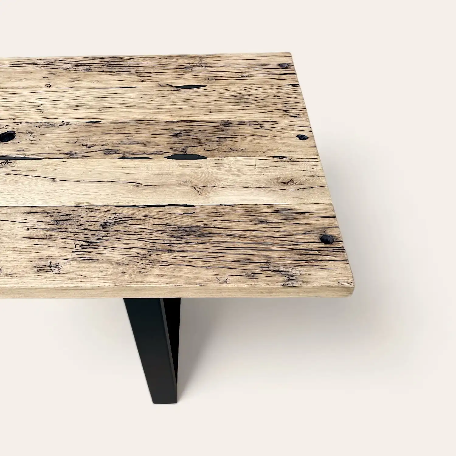  Une table en bois massif avec des pieds noirs sur un fond blanc. 