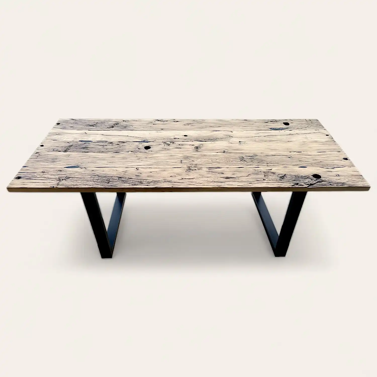  Une table en bois massif ancestrale. 