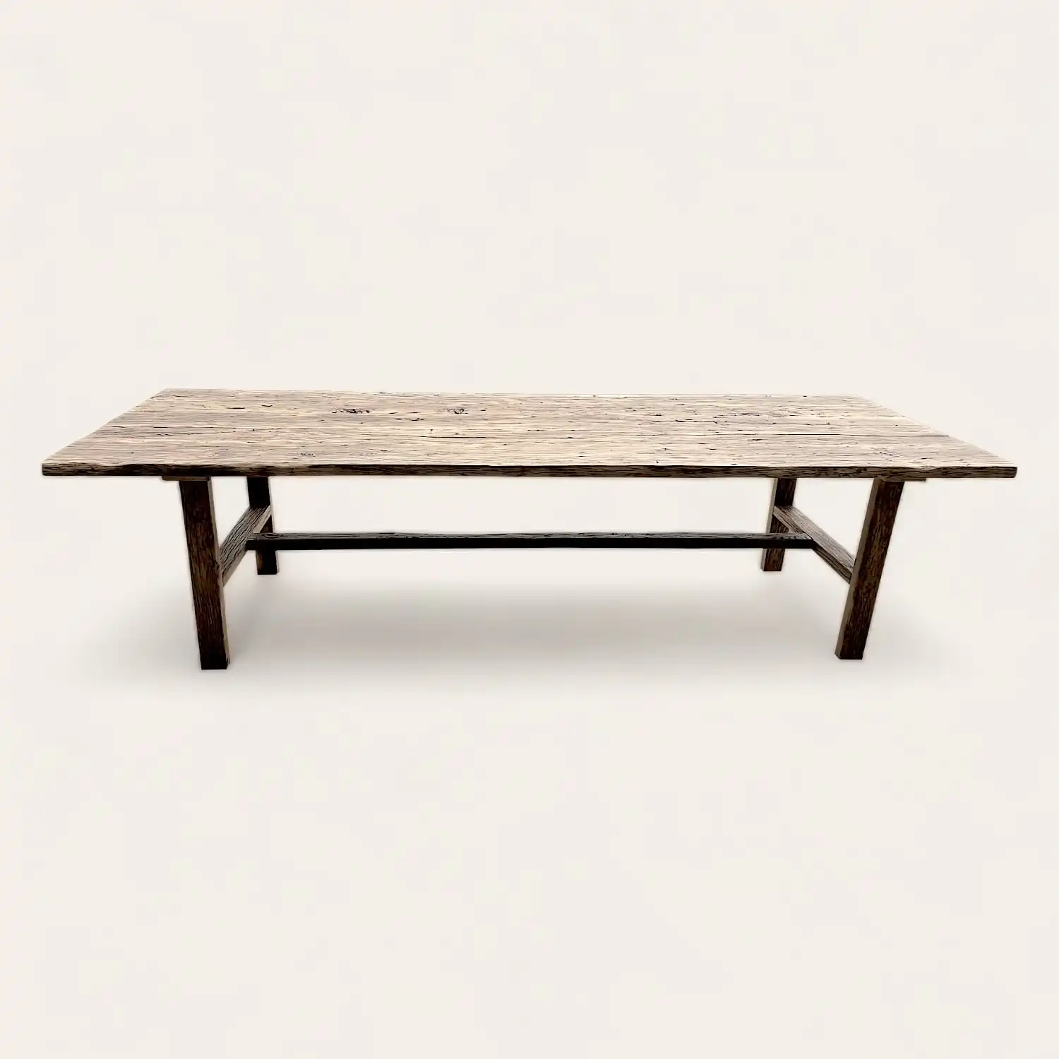  Une table en bois avec une structure en métal, parfaite pour une fermette rustique. 