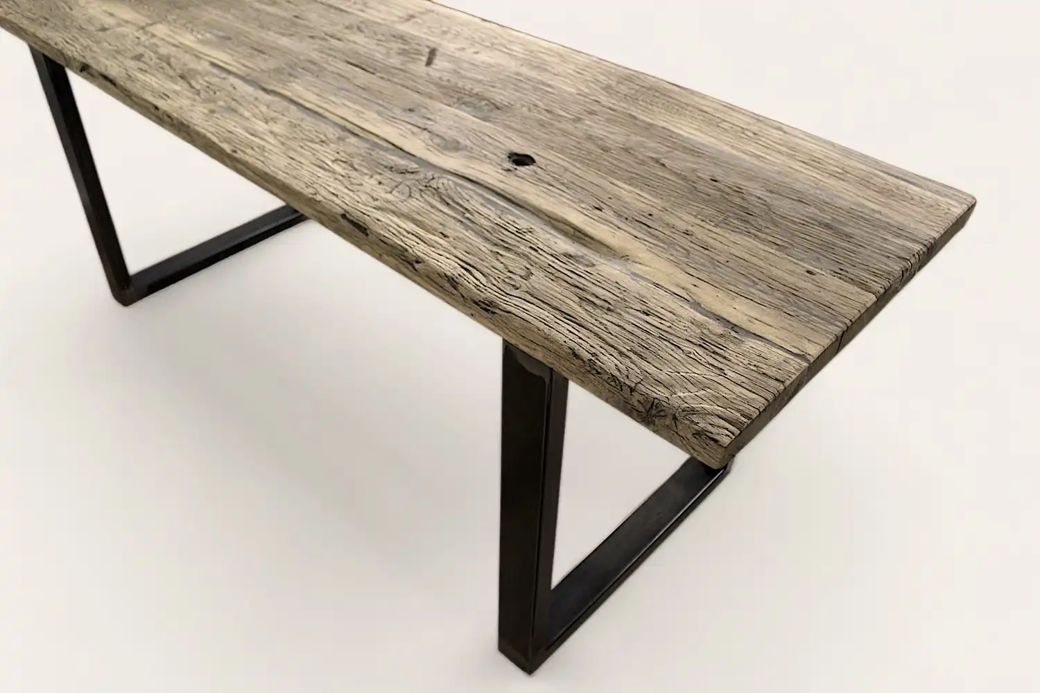 Table en bois récupéré avec pieds noirs, parfaite pour ajouter une touche rustique à votre espace.