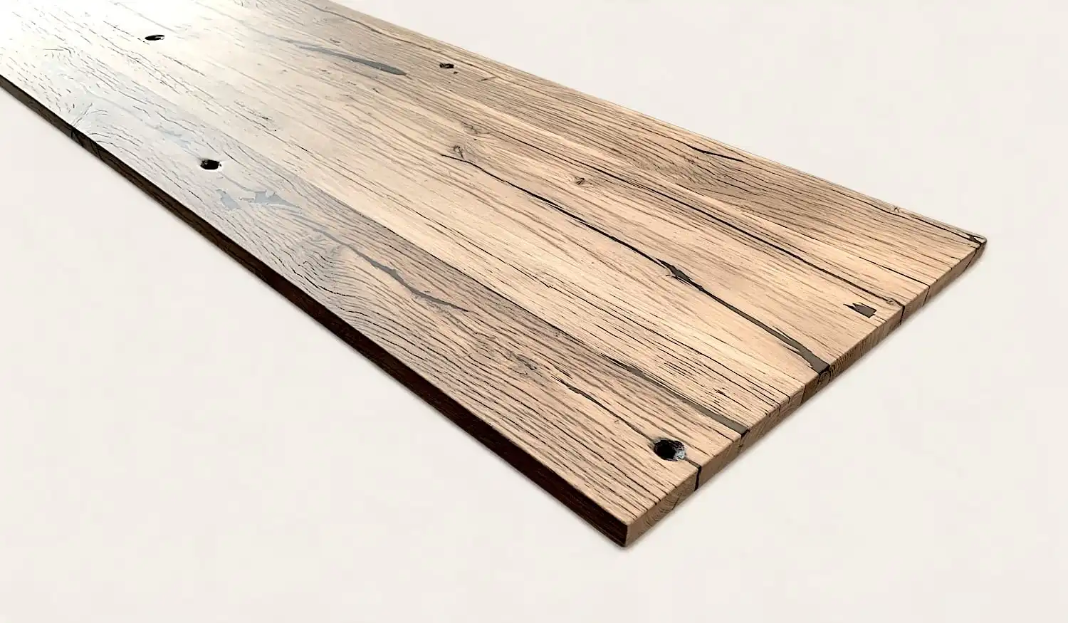 Une planche de bois rustique sur une surface blanche.