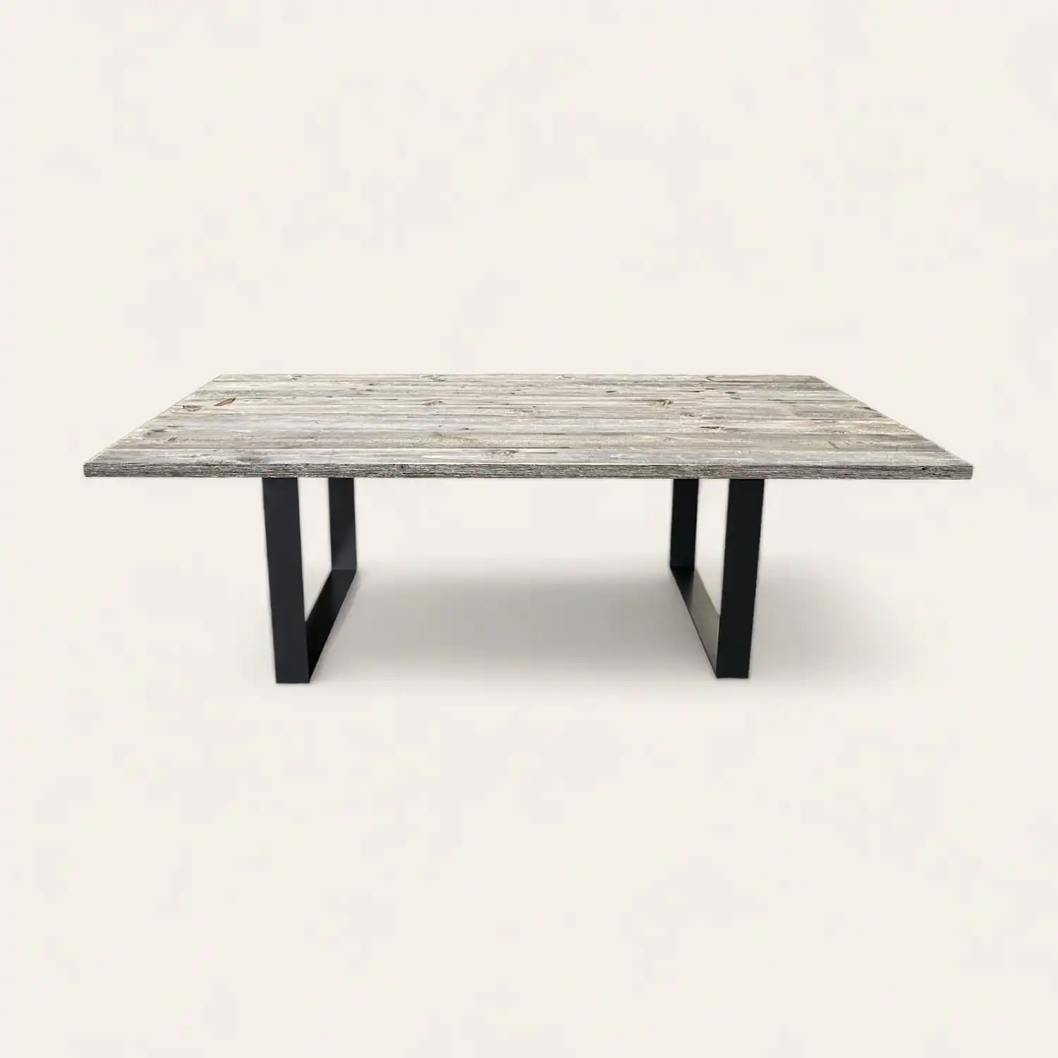  Une table à manger en bois rustique avec des pieds noirs sur un fond blanc. 
