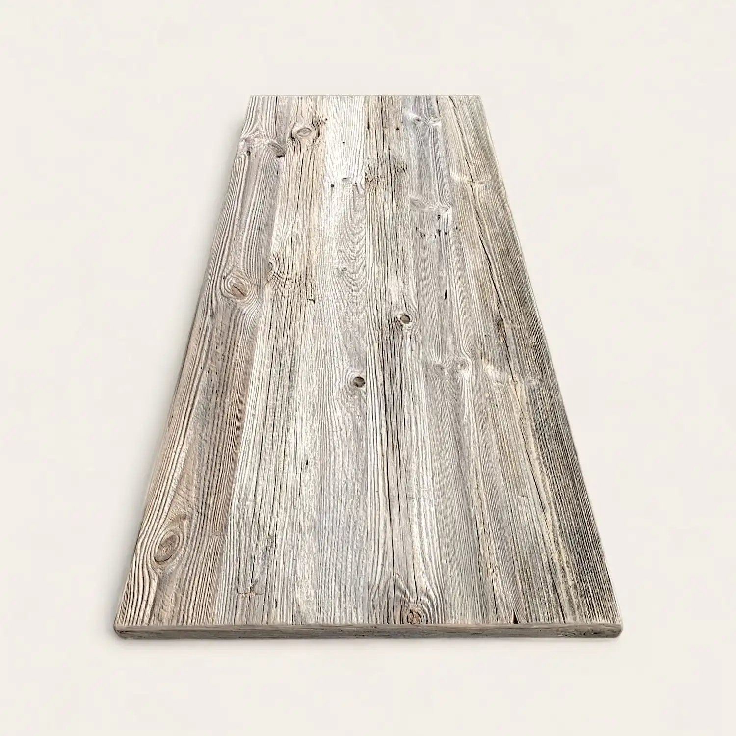  Une planche de bois rustique sur une surface blanche. 