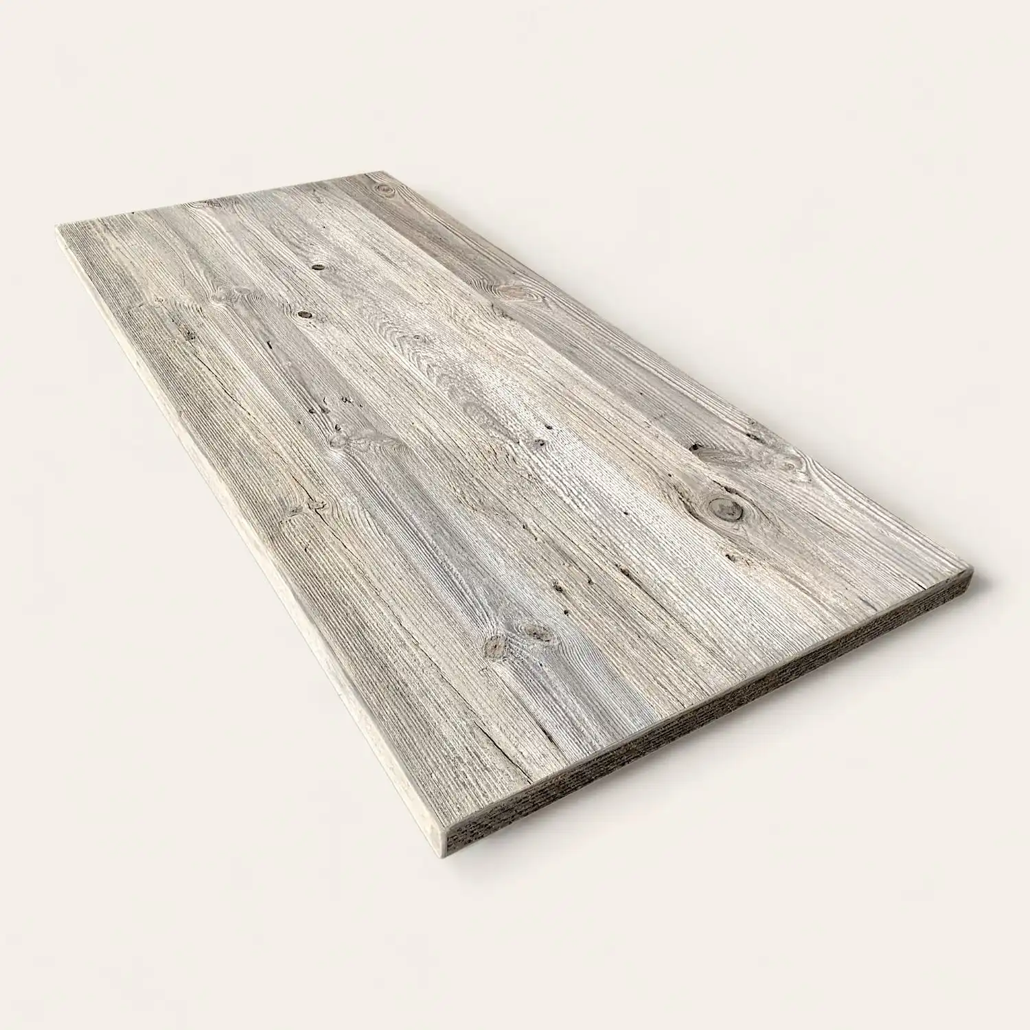  Une image d'une table rustique en bois sur une surface blanche. 