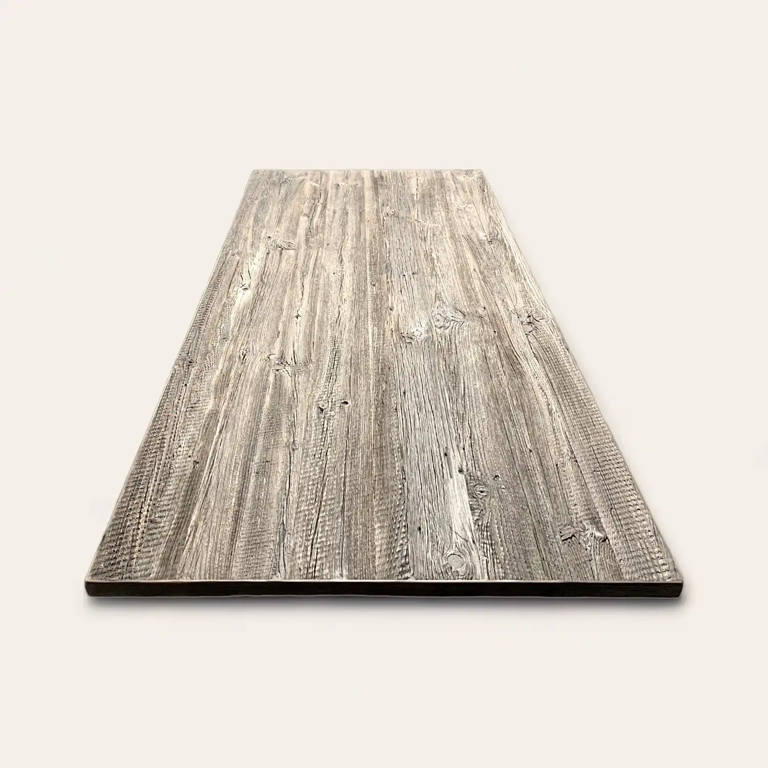  Une table en bois gris sur fond blanc. 