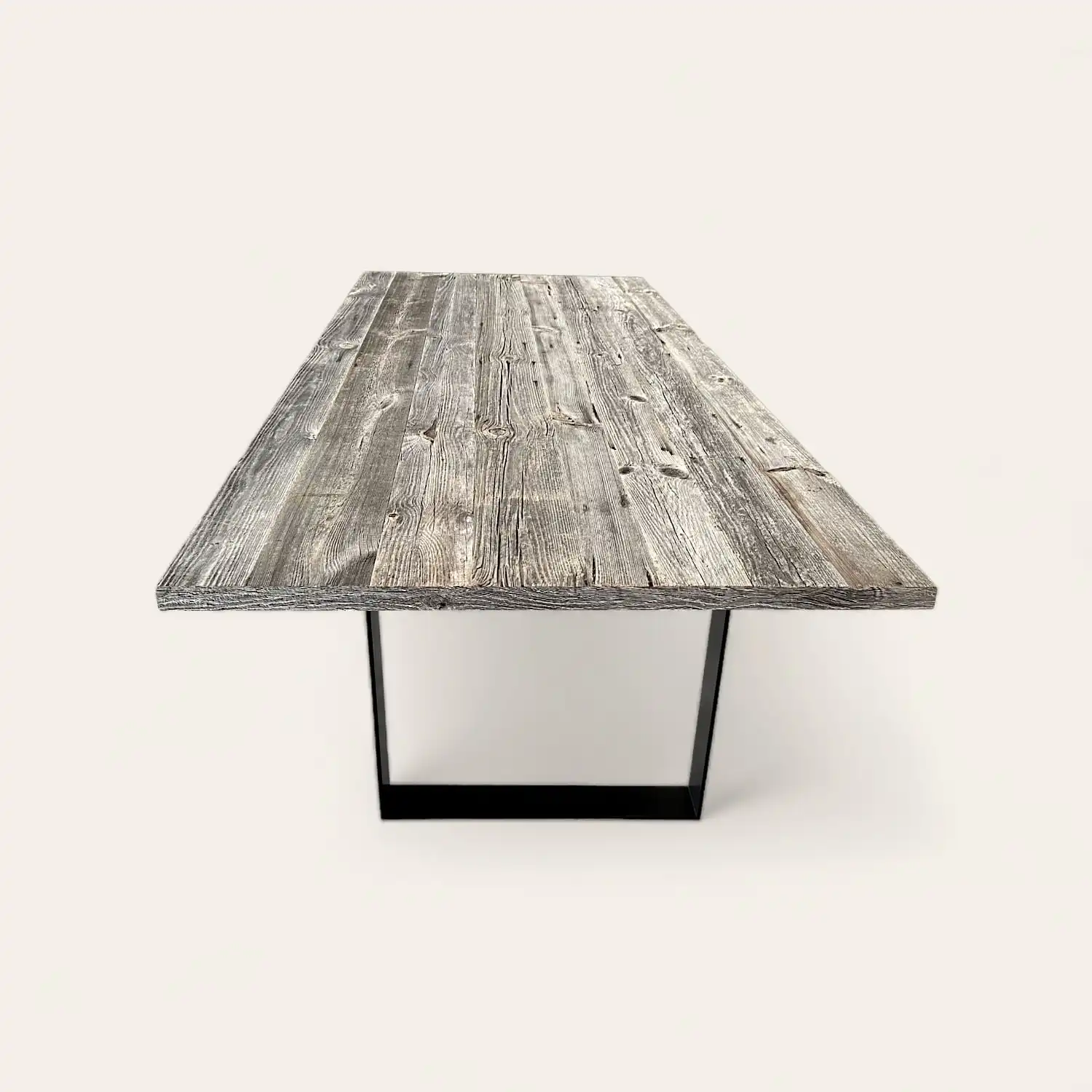 Une table à manger en bois avec un piètement en métal noir. 