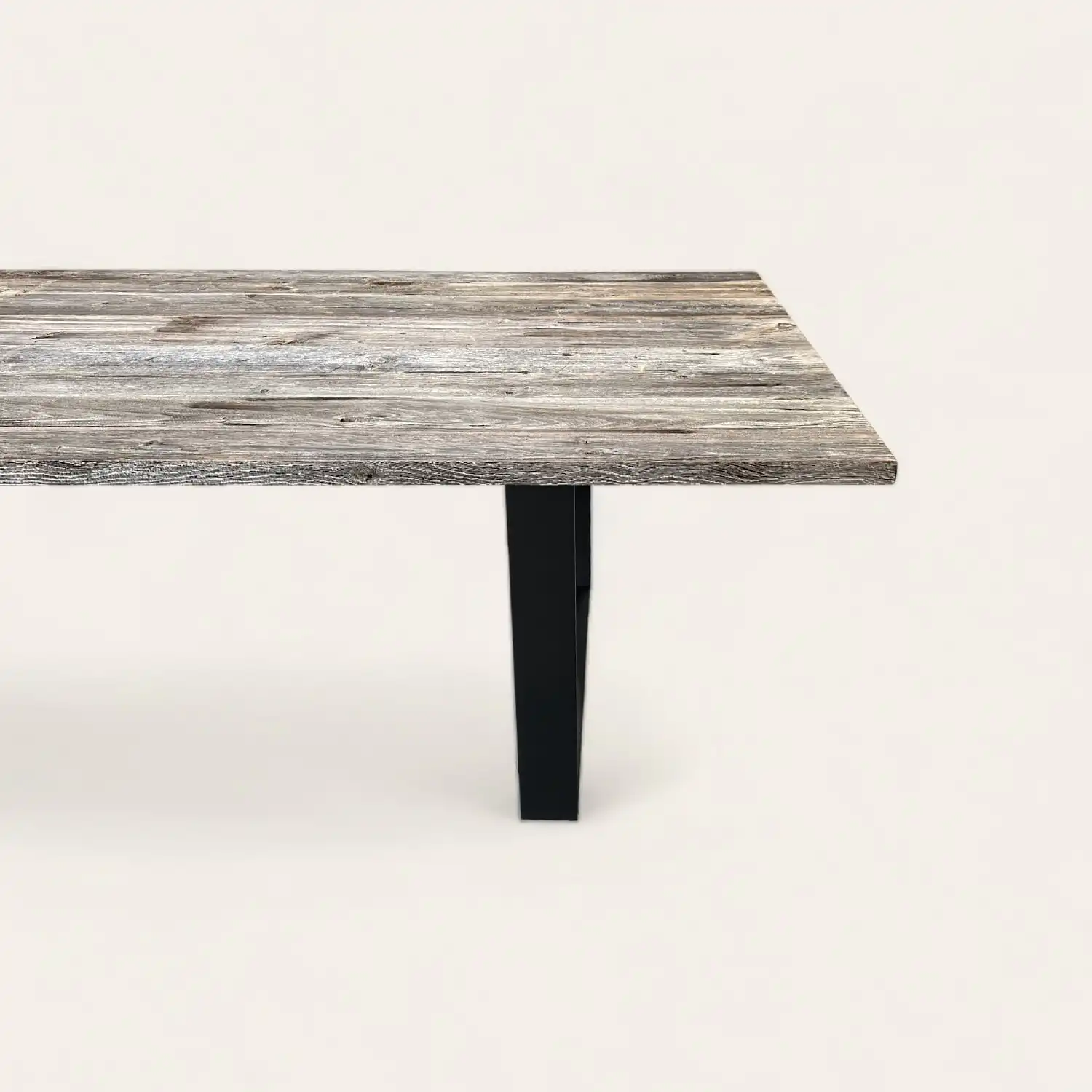  Une table en bois rustique avec des pieds noirs sur un fond blanc. 
