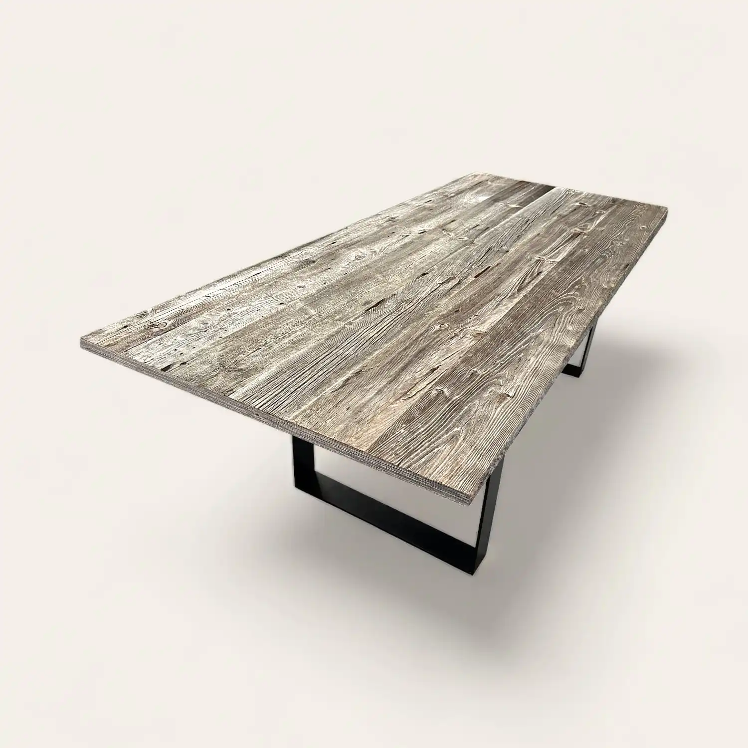  Une table à manger en bois gris avec une base en métal. 